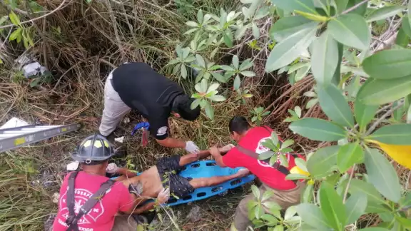 Los Bomberos acudieron a su auxilio y fue trasladado al Hospital General de Cancún Los Bomberos acudieron a su auxilio y fue trasladado al Hospital General de Cancún