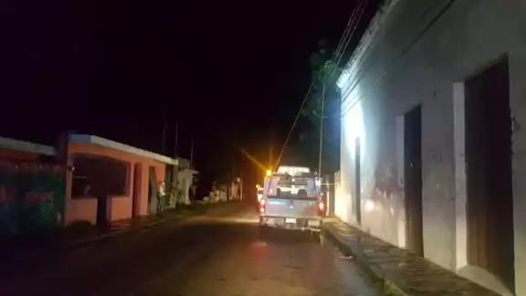 Para poder hacer las reparaciones, los trabajadores de la CFE tuvieron que cortar la luz en cuatro calles. Foto: Ramón Reyna Para poder hacer las reparaciones, los trabajadores de la CFE tuvieron que cortar la luz en cuatro calles. Foto: Ramón Reyna
