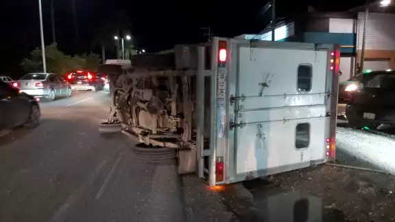 El conductor se dio a la fuga por lo que el camión de carga fue turnado al corralón local Foto: Emmanuel Sansores El conductor se dio a la fuga por lo que el camión de carga fue turnado al corralón local Foto: Emmanuel Sansores