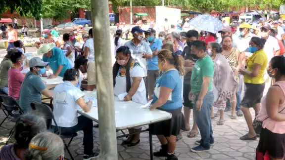 Muchas personas se quejaron por esperar muchas horas bajo el sol Muchas personas se quejaron por esperar muchas horas bajo el sol