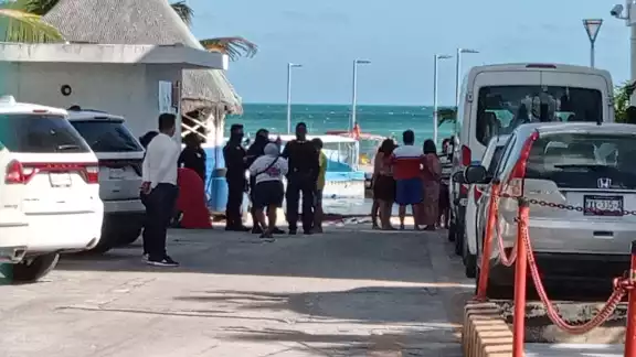Los pasajeros y la tripulación del bote hundido en Isla Mujeres, fueron rescatados por un ferry de la naviera Jetway Los pasajeros y la tripulación del bote hundido en Isla Mujeres, fueron rescatados por un ferry de la naviera Jetway