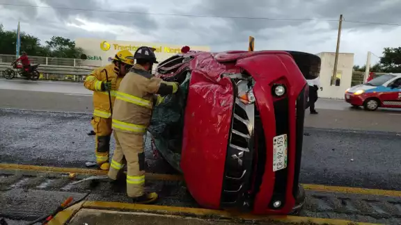 Vuelca camioneta y deja varias personas heridas en Campeche Vuelca camioneta y deja varias personas heridas en Campeche