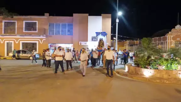 Feligreses realizaron la bajada del santo patrono de Tekax, sin embargo las demás celebraciones serán de manera virtual Foto: Jaime Tun Feligreses realizaron la bajada del santo patrono de Tekax, sin embargo las demás celebraciones serán de manera virtual Foto: Jaime Tun