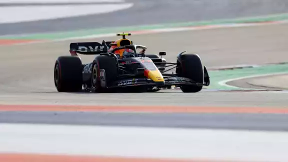 Carlos Sainz obtuvo la pole position del Gran Premio de Estados Unidos de Fórmula 1, donde el mexicano Sergio “Checo” Pérez saldrá noveno Carlos Sainz obtuvo la pole position del Gran Premio de Estados Unidos de Fórmula 1, donde el mexicano Sergio “Checo” Pérez saldrá noveno