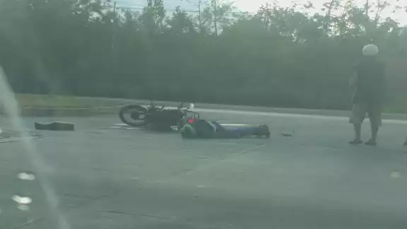 El motociclista terminó en el suelo luego del accidente El motociclista terminó en el suelo luego del accidente