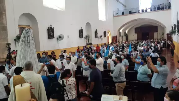 Fue recibida con aplausos y vítores la que los fieles católicos ven como madre de Jesús. Se notó la emoción a flor de piel de los devotos a la Virgen María Fue recibida con aplausos y vítores la que los fieles católicos ven como madre de Jesús. Se notó la emoción a flor de piel de los devotos a la Virgen María