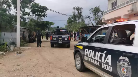 Elementos de la Policía Estatal llegaron al lugar de los hechos para verificar el reporte y realizar la búsqueda del agresor que no fue ubicado Elementos de la Policía Estatal llegaron al lugar de los hechos para verificar el reporte y realizar la búsqueda del agresor que no fue ubicado