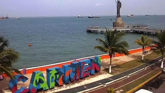 La ciudad se encuentra en la parte suroeste del estado de Campeche. La ciudad se encuentra en la parte suroeste del estado de Campeche.