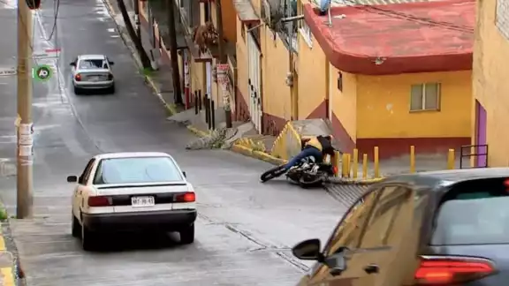 Esta calle inclinada es el dolor de cabeza de muchos choferes de auto y motocicleta Esta calle inclinada es el dolor de cabeza de muchos choferes de auto y motocicleta