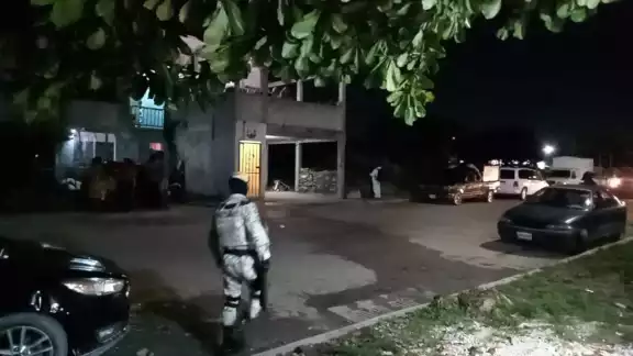 La víctima se encontraba sentada en la puerta de su casa al momento del ataque La víctima se encontraba sentada en la puerta de su casa al momento del ataque
