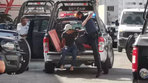 El joven arrestado manifestó que él se encontró esa puerta tirada, por lo que se le hizo fácil tomarla, para llevarla a vender por kilo El joven arrestado manifestó que él se encontró esa puerta tirada, por lo que se le hizo fácil tomarla, para llevarla a vender por kilo