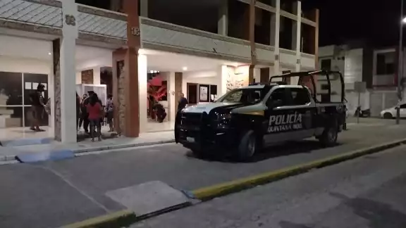 Cerca de cien trabajadores decidieron apostarse en los bajos del Palacio Municipal de Felipe Carrillo Puerto Cerca de cien trabajadores decidieron apostarse en los bajos del Palacio Municipal de Felipe Carrillo Puerto
