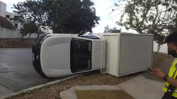 El conductor de la camioneta de Barcel resultó ileso tras el accidente en el fraccionamiento Natura de Playa del Carmen El conductor de la camioneta de Barcel resultó ileso tras el accidente en el fraccionamiento Natura de Playa del Carmen