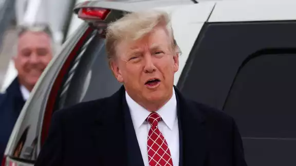 Según el abogado de Trump, las intervenciones del juez Lewis Kaplan han 'reforzado' el testimonio de E. Jean Carroll, que acusa al exmandatario de haberla acorralado y violado Según el abogado de Trump, las intervenciones del juez Lewis Kaplan han 'reforzado' el testimonio de E. Jean Carroll, que acusa al exmandatario de haberla acorralado y violado