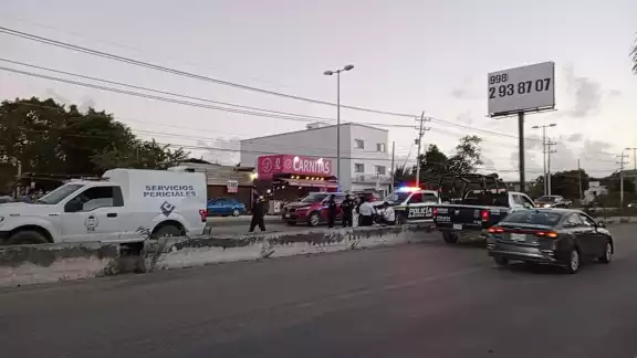 El hombre fue golpeado por un auto en movimiento