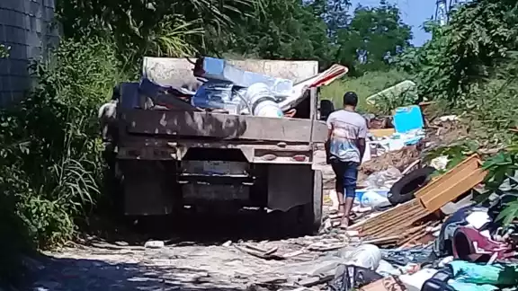 Alrededor de los lotes baldíos que están convertidos en vertederos a cielo abierto Alrededor de los lotes baldíos que están convertidos en vertederos a cielo abierto
