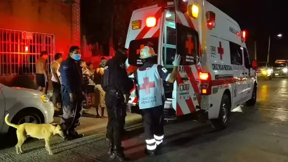 Por la herida, fue enviada a un hospital por paramédicos de la Cruz Roja Mexicana Por la herida, fue enviada a un hospital por paramédicos de la Cruz Roja Mexicana