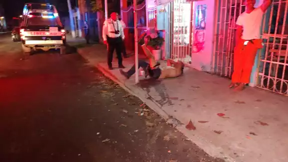 El hombre fue auxiliado por paramédicos de la Cruz Roja y luego trasladado a un hospital El hombre fue auxiliado por paramédicos de la Cruz Roja y luego trasladado a un hospital