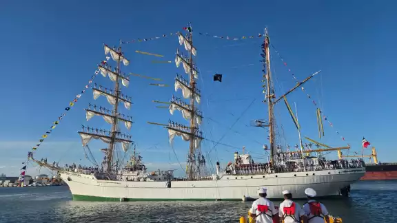 El buque Cuauhtémoc atraca en el puerto de Progreso antes de lo previsto por condiciones climatológicas