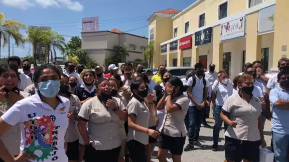 Los Empleados del Hotel CID en Puerto Morelos acudieron hasta Cancún para ser escuchados por el personal de Conciliación y Arbitraje de la ciudad Los Empleados del Hotel CID en Puerto Morelos acudieron hasta Cancún para ser escuchados por el personal de Conciliación y Arbitraje de la ciudad