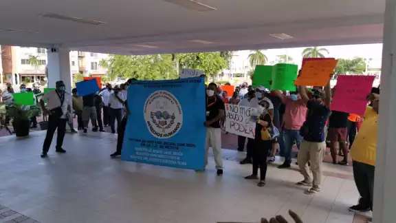 Los manifestantes aseguraron que la policía los extorsiona por lo que exigieron hablar con la presidenta municipal Foto: Por Esto Los manifestantes aseguraron que la policía los extorsiona por lo que exigieron hablar con la presidenta municipal Foto: Por Esto