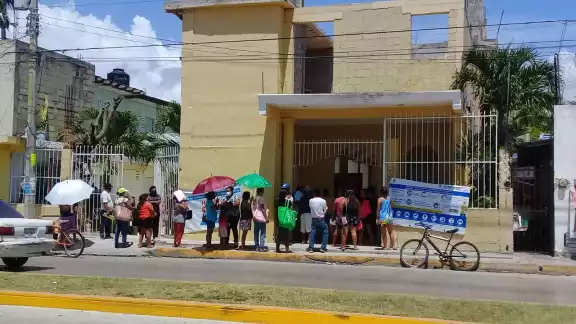 Los habitantes de Playa del Carmen hacen filas bajo el sol para recibir la despensa; Personal de Sedeso mantiene opacidad en cifras Los habitantes de Playa del Carmen hacen filas bajo el sol para recibir la despensa; Personal de Sedeso mantiene opacidad en cifras