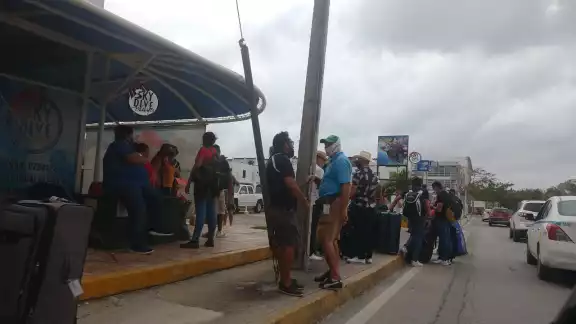 Los turistas acudieron a la terminal aérea para abordar avionetas y poder llegar a Cozumel Foto: Jazmín Rodríguez Los turistas acudieron a la terminal aérea para abordar avionetas y poder llegar a Cozumel Foto: Jazmín Rodríguez
