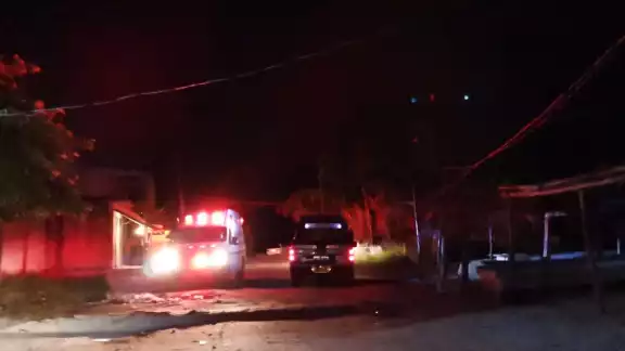 Durante el recorrido, algunas personas manifestaron su intención de asaltar a los paramédicos de una ambulancia. Foto: Ricardo Jiménez Durante el recorrido, algunas personas manifestaron su intención de asaltar a los paramédicos de una ambulancia. Foto: Ricardo Jiménez