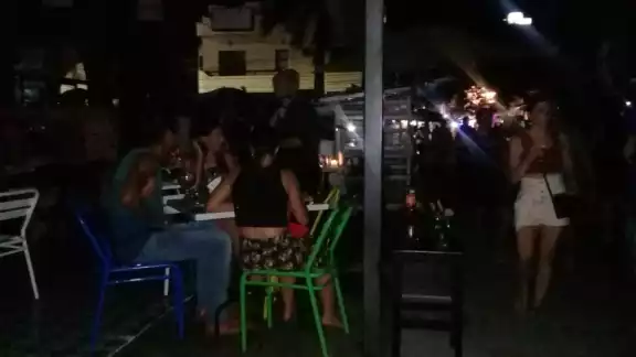 La mayoría de los negocios en las calles laterales de la Quinta Avenida bajaron sus cortinas La mayoría de los negocios en las calles laterales de la Quinta Avenida bajaron sus cortinas