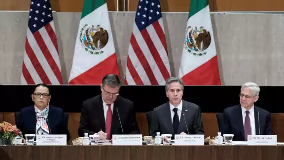 Ebrard explicó que ambos países decomisaron 32 mil armas, lo que permitió una reducción del 9% en los asesinatos en México Ebrard explicó que ambos países decomisaron 32 mil armas, lo que permitió una reducción del 9% en los asesinatos en México