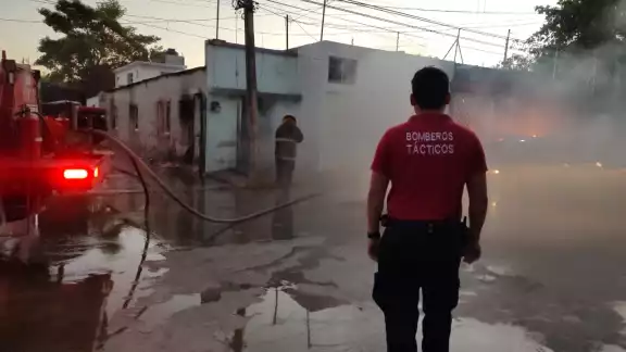 Antes de la llegada de los bomberos, vecinos intentaron apagar el fuego a cubetazos Antes de la llegada de los bomberos, vecinos intentaron apagar el fuego a cubetazos