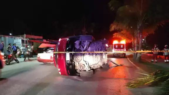 Conductor ebrio choca camioneta contra una palmera en Ciudad del Carmen Conductor ebrio choca camioneta contra una palmera en Ciudad del Carmen