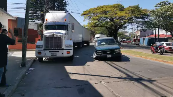 El tránsito vehicular estuvo bloqueado por casi media hora