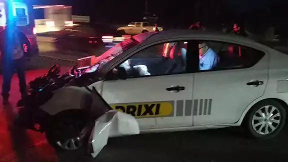 El vehículo quedó destrozado de la parte delantera El vehículo quedó destrozado de la parte delantera