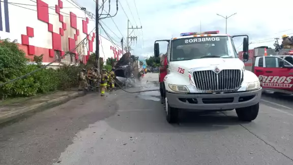 Poco después de las 10:00 horas cuando se reportó este incidente, el camión comenzó a incendiarse en su motor Poco después de las 10:00 horas cuando se reportó este incidente, el camión comenzó a incendiarse en su motor