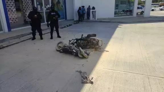 La motocicleta quedó tirada en el lugar, pero tras controlar el fuego, fue retirada por motivos de seguridad La motocicleta quedó tirada en el lugar, pero tras controlar el fuego, fue retirada por motivos de seguridad