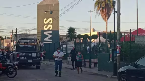Derechohabientes quienes permanecían en el área de urgencias, personal médico y comerciantes fueron testigos de como los desconocidos abrieron fuego Derechohabientes quienes permanecían en el área de urgencias, personal médico y comerciantes fueron testigos de como los desconocidos abrieron fuego