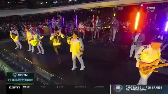 Grupo Firme se presentó en el medio tiempo de la NFL Grupo Firme se presentó en el medio tiempo de la NFL