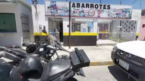 Uno de los delincuentes obligó al supervisor a bajar del vehículo mientras le exigía la entregara el dinero Uno de los delincuentes obligó al supervisor a bajar del vehículo mientras le exigía la entregara el dinero