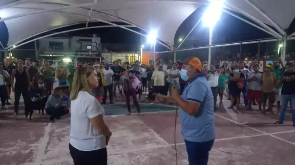 Paulina Navarrete representante del complejo hotelero Riad Romero escuchó la postura de los pobladores durante ríspida reunión