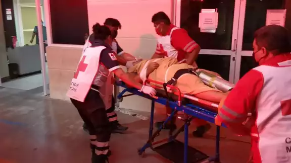 Paramédicos le brindaron los primeros auxilios a la persona herida la cual presentaba posible lesiones a la altura del cuello Paramédicos le brindaron los primeros auxilios a la persona herida la cual presentaba posible lesiones a la altura del cuello