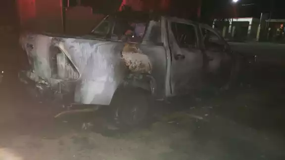 El auto quedó completamente quemado El auto quedó completamente quemado