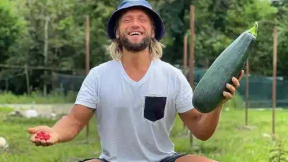 Influencer vegano mata de hambre a su hijo con dieta de luz solar