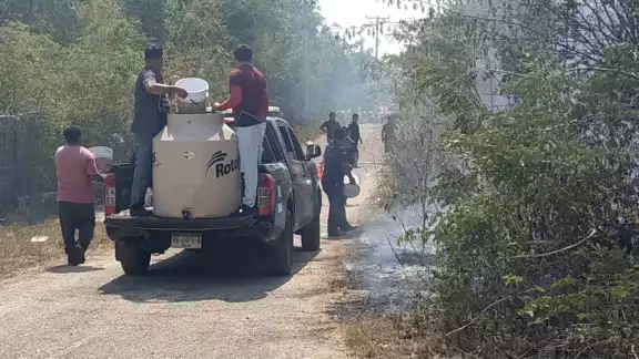 La intensa sequía y el viento avivaron las llamas que no tardaron en extenderse hacia afuera del plantel La intensa sequía y el viento avivaron las llamas que no tardaron en extenderse hacia afuera del plantel