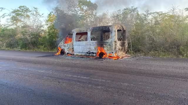 Los pasajeros y el conductor bajaron rápidamente de la unidad, que comenzó a incendiarse en su parte frontal en Mahahual