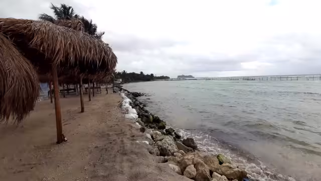 Surada en Quintana Roo deja pérdidas millonarias en Mahahual y suspende actividades acuáticas