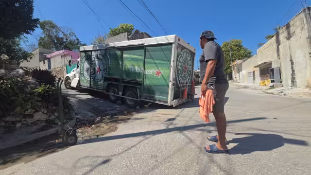 Pesada unidad bloquea tránsito en colonia Josefa Ortiz de Domínguez