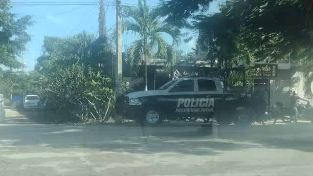 Por la mañana, cuando el encargado del negocio acudió a abrir el local, se encontró con las cerraduras dañadas y el faltante de mercadería, por lo que llamó a la Policía
