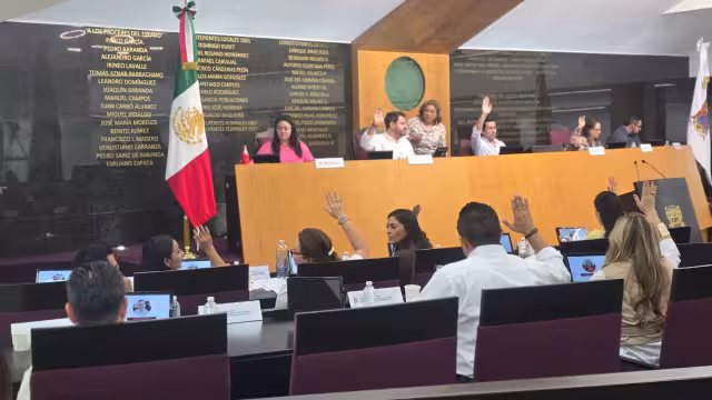 Autoridades realizaron un cateo en la Unidad Habitacional Presidentes de México, donde detuvieron a una mujer.