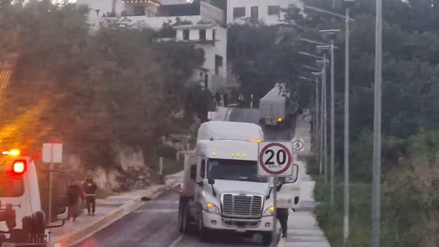 Un tráiler quedó atorado en Sendero Seguro y causó el cierre total de la avenida.